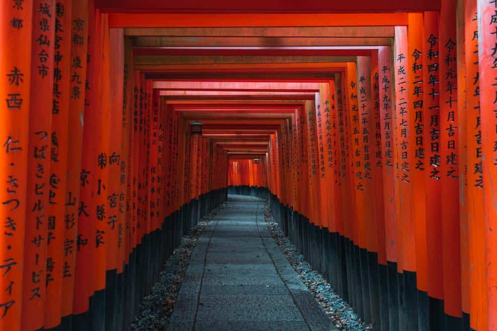 Torii rossi di Fushimi Inari a Kyoto senza persone