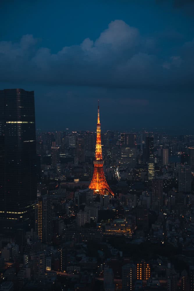 Tokyo Tower illuminata vista dal grattacielo di fronte al tramonto