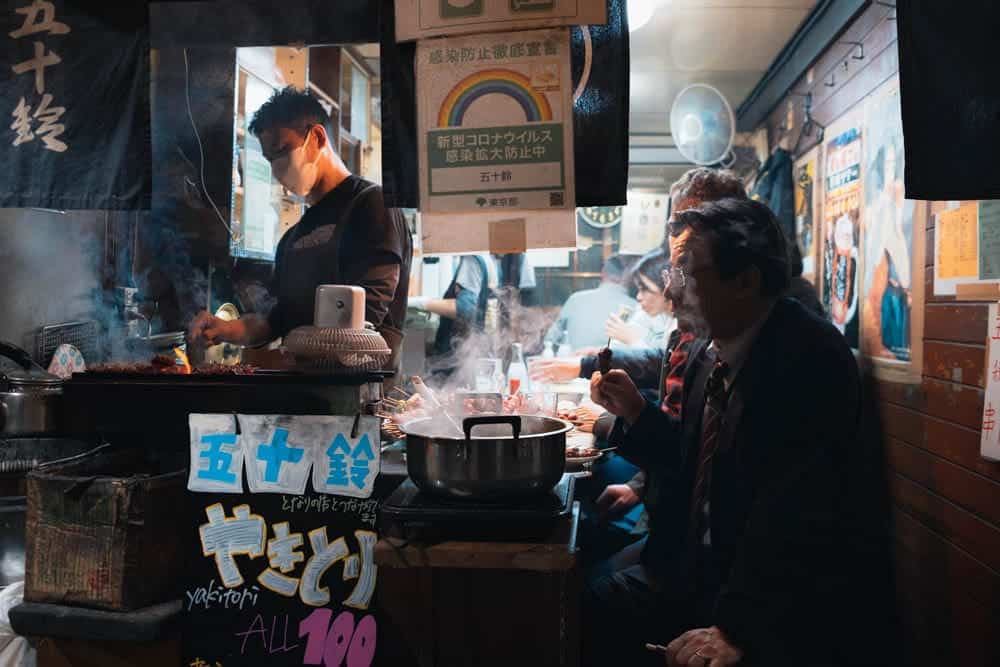 Uomo cena in un locale a Omoide Yokocho