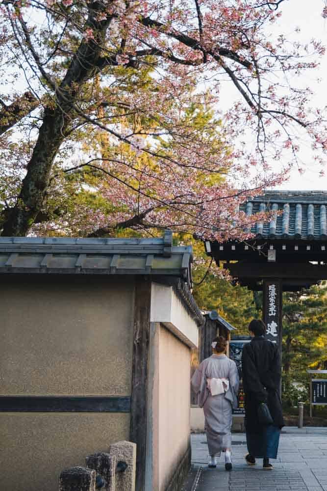 Una coppia con kimono passeggia a Gion, Kyoto
