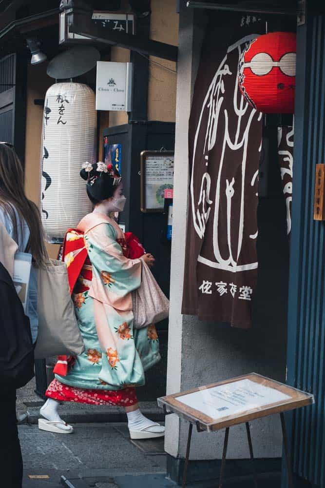 Una giovane Maiko entra in un locale a Gion, Kyoto