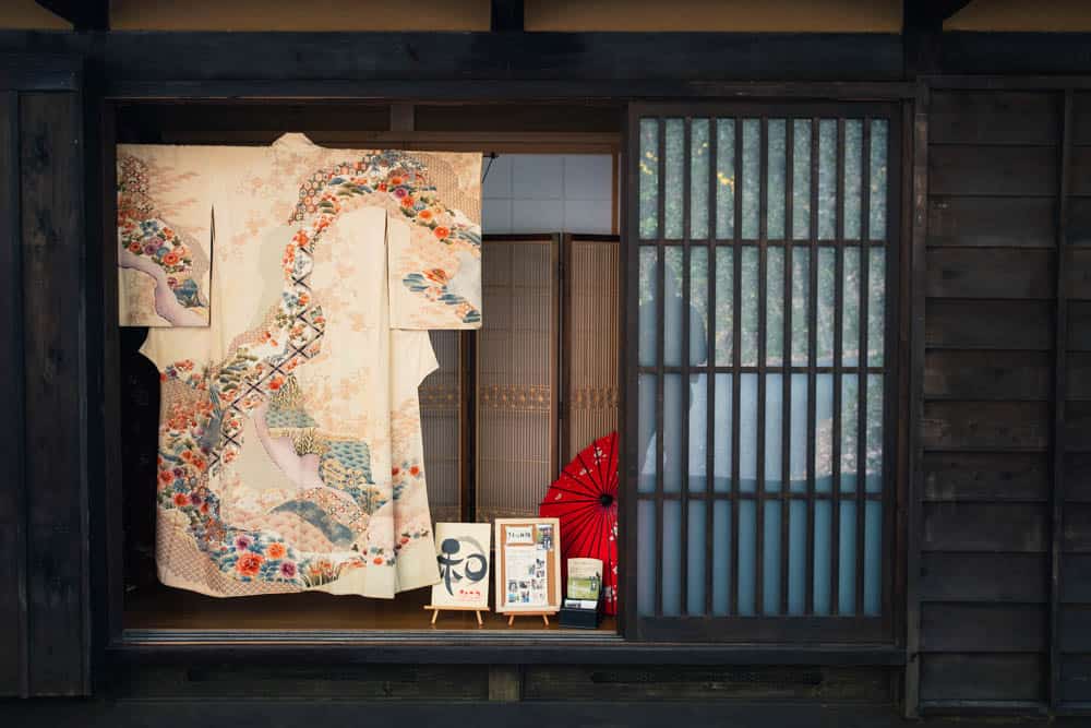Kimono in vetrina in un negozio giapponese 