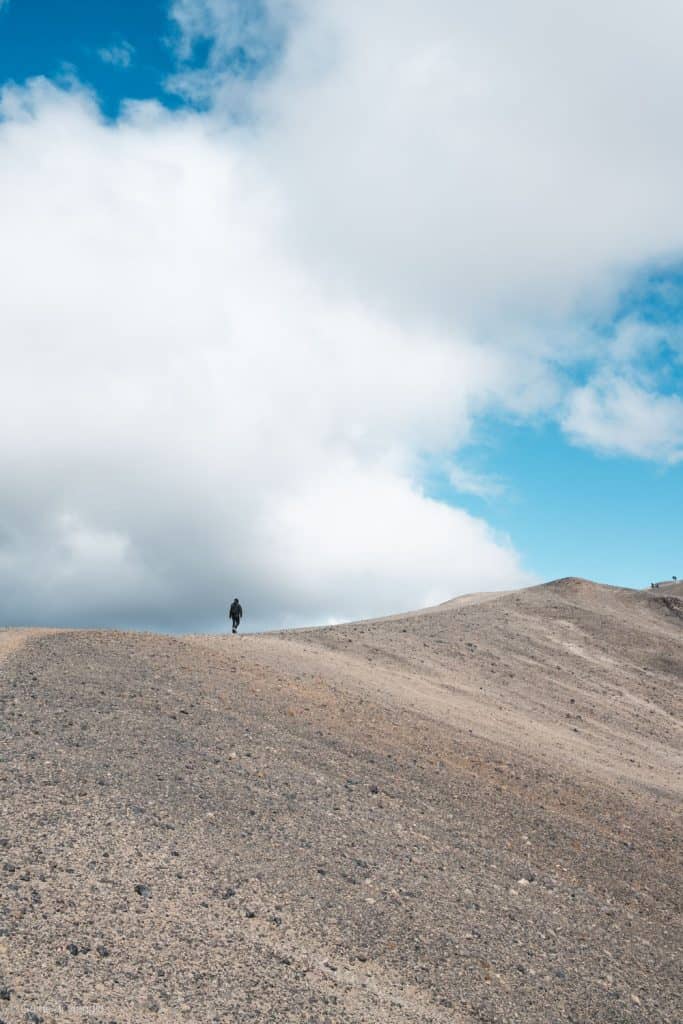 Persona che cammina sulla cresta di una montagna a Landmannalaugar