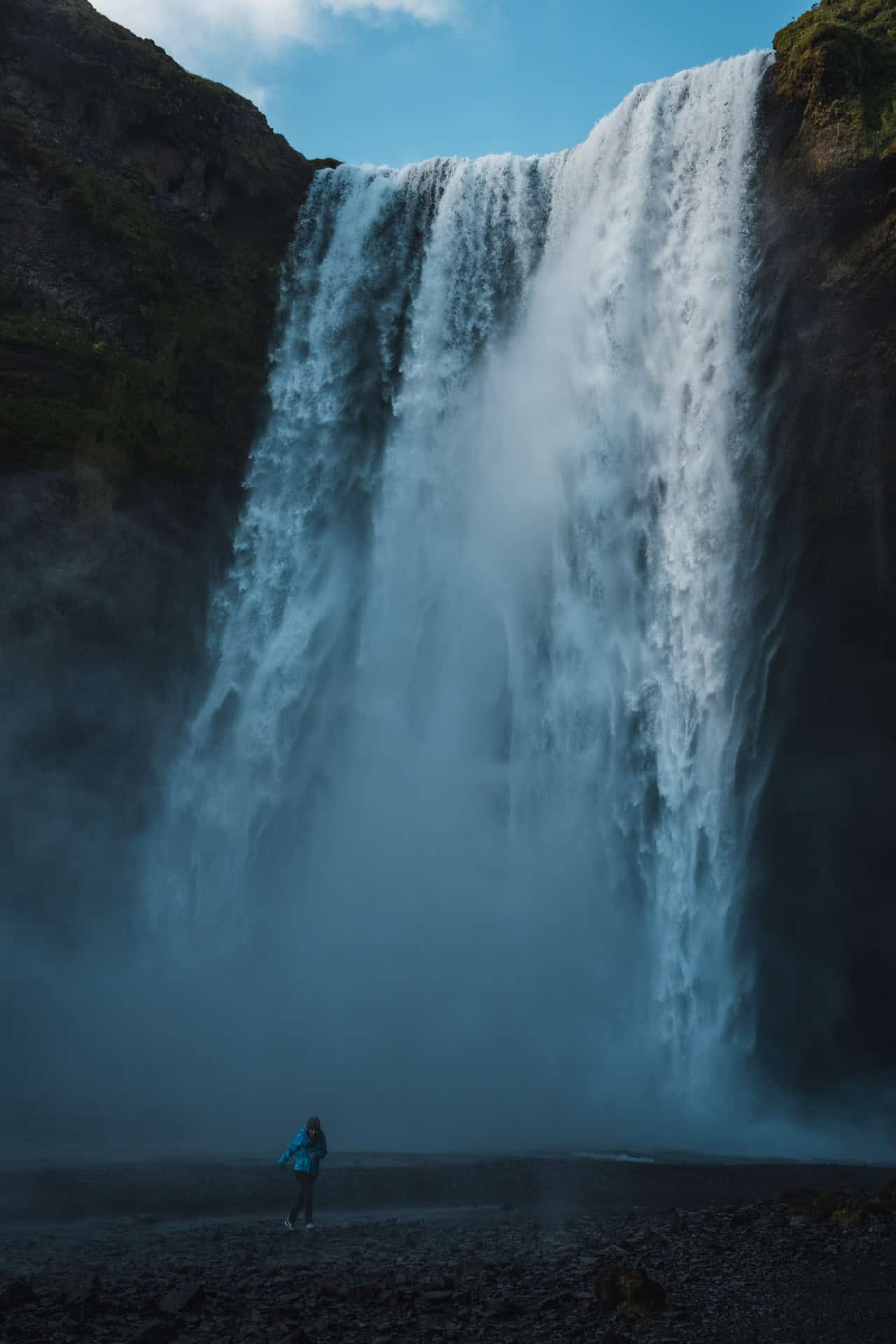 Camminando davanti alla cascata di Skogafoss