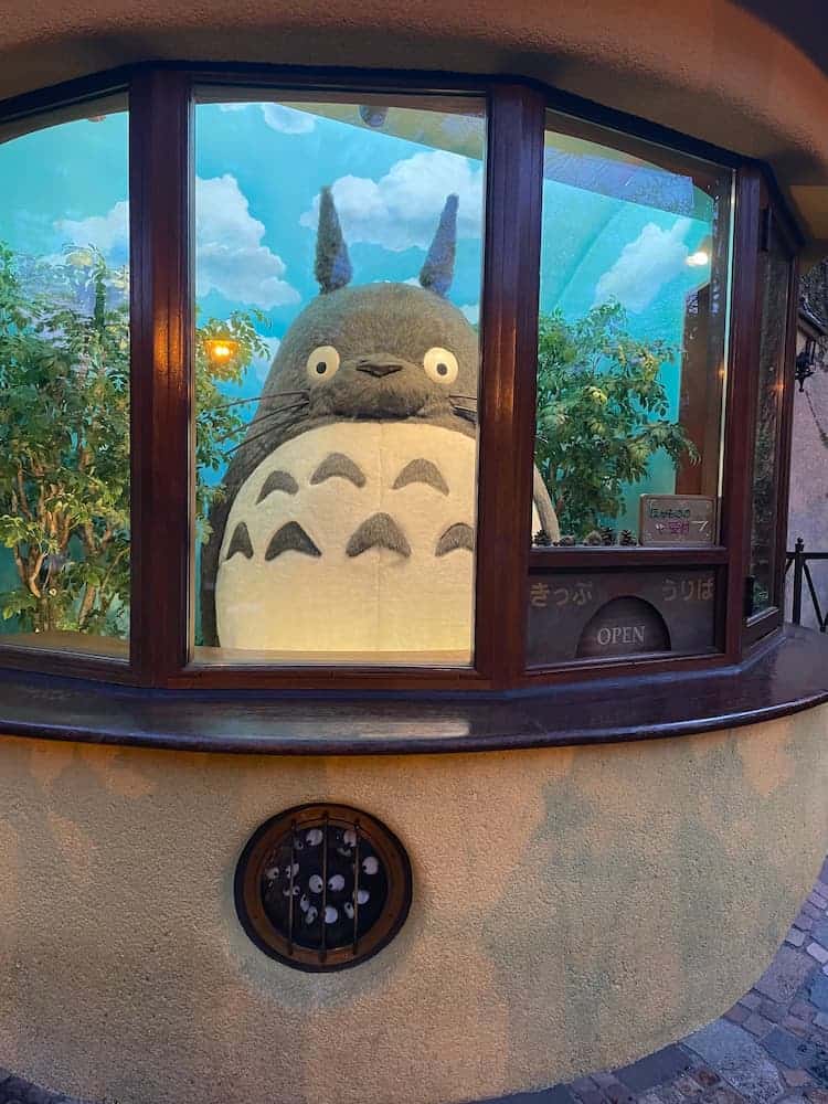 Biglietteria del Museo dello Studio Ghibli a Tokyo con un Totoro ad altezza naturale
