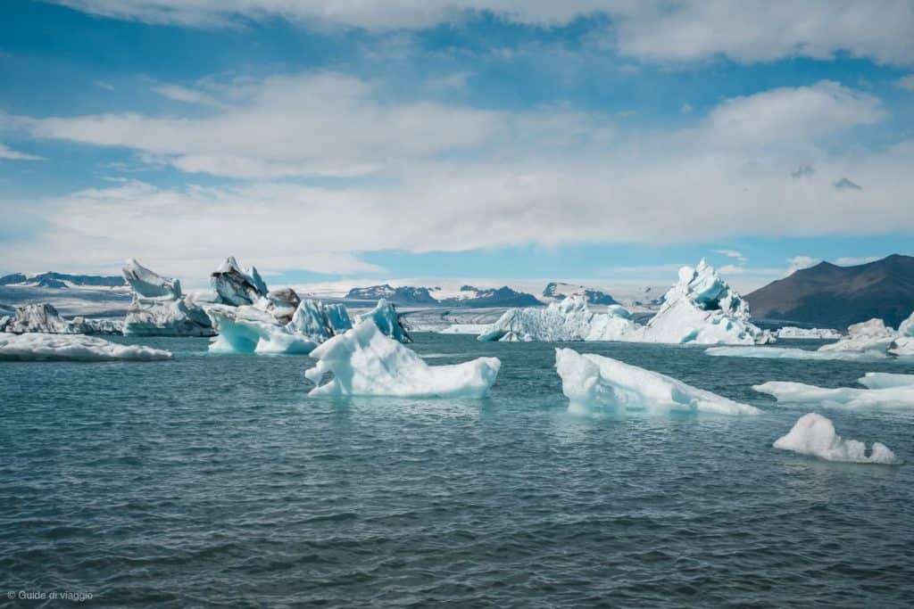 Laguna con iceberg