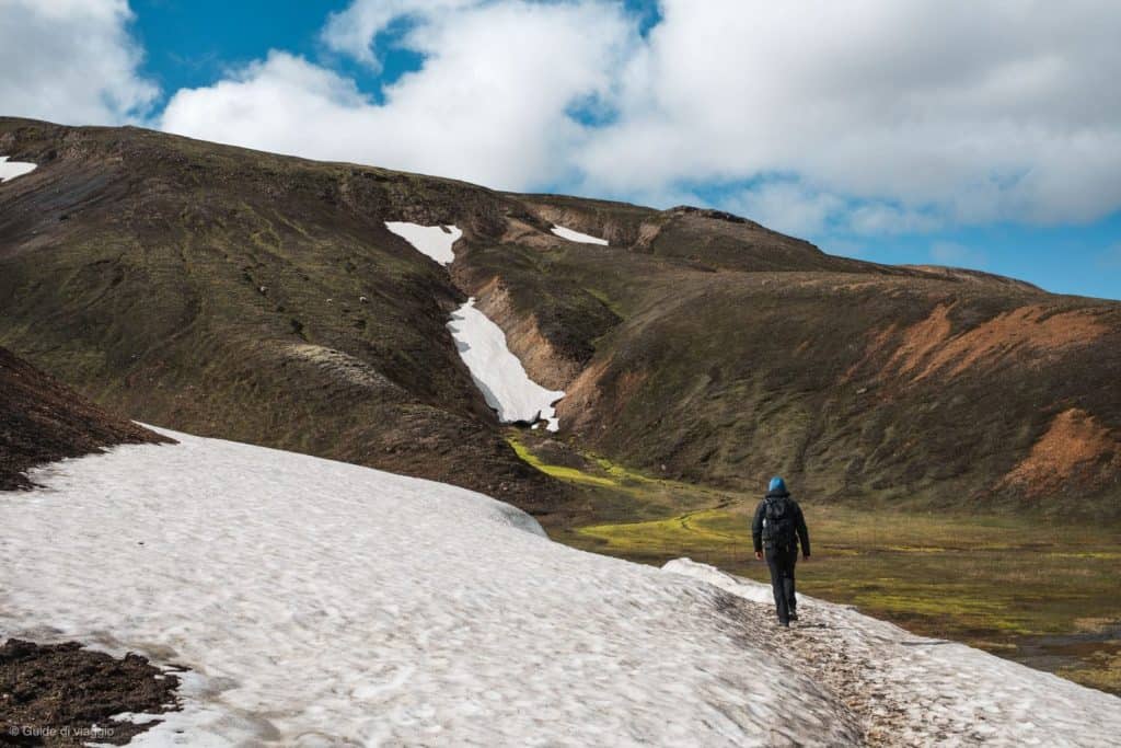 persona che cammina sulla neve a Landmannalaugar