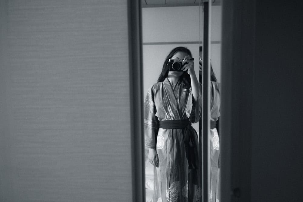 Foto allo specchio in bianco e nero indossando uno yukata tradizionale giapponese