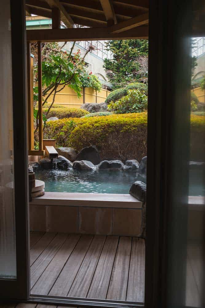 Vista sul giardino dalla nostra camera con onsen privato nel ryokan Kaneyamaen