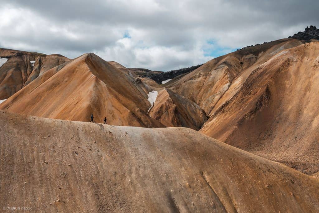 Persone che fanno trekking a Landmannalaugar