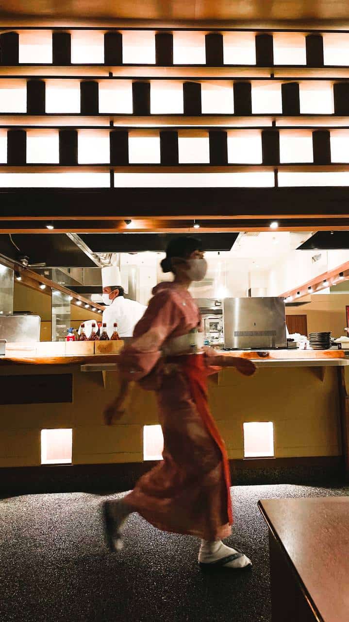 Ragazza in abiti tradizionali durante la Cena Kaiseki al ryokan Kaneyamaen