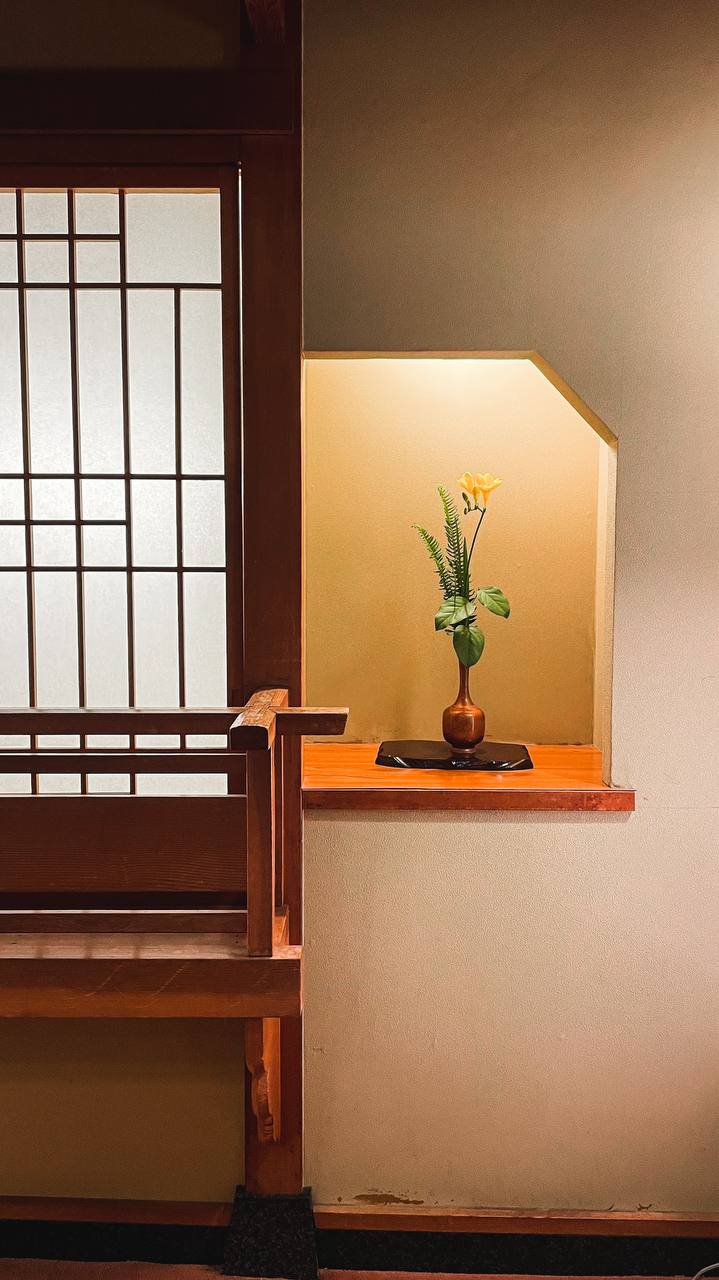 Composizione floreale ikebana dentro il ryokan Kaneyamaen