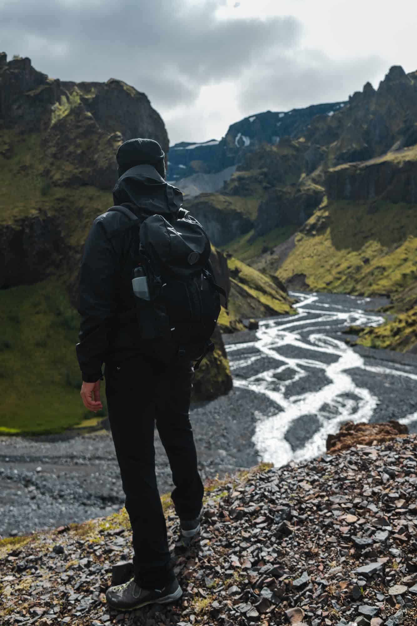 Luca di spalle a Thorsmork davanti a fiumi glaciali visti dall'alto