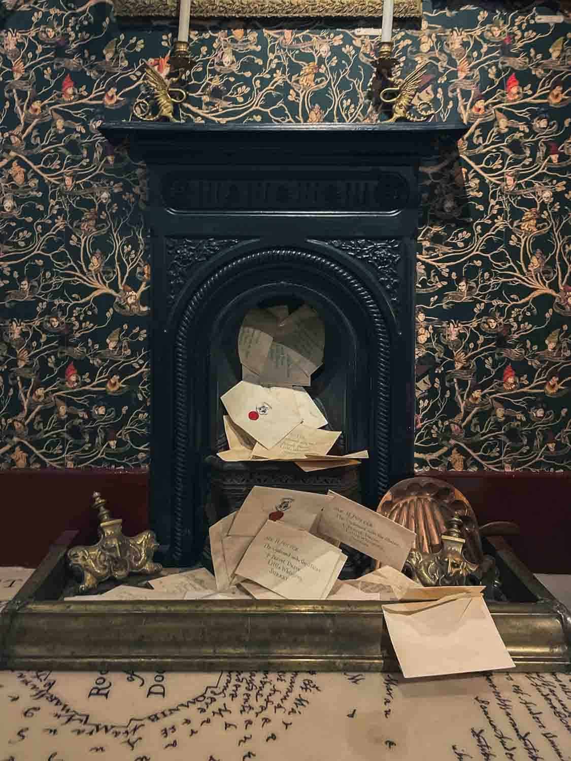 Interno di Mina Lima, camino di Harry Potter con lettere
