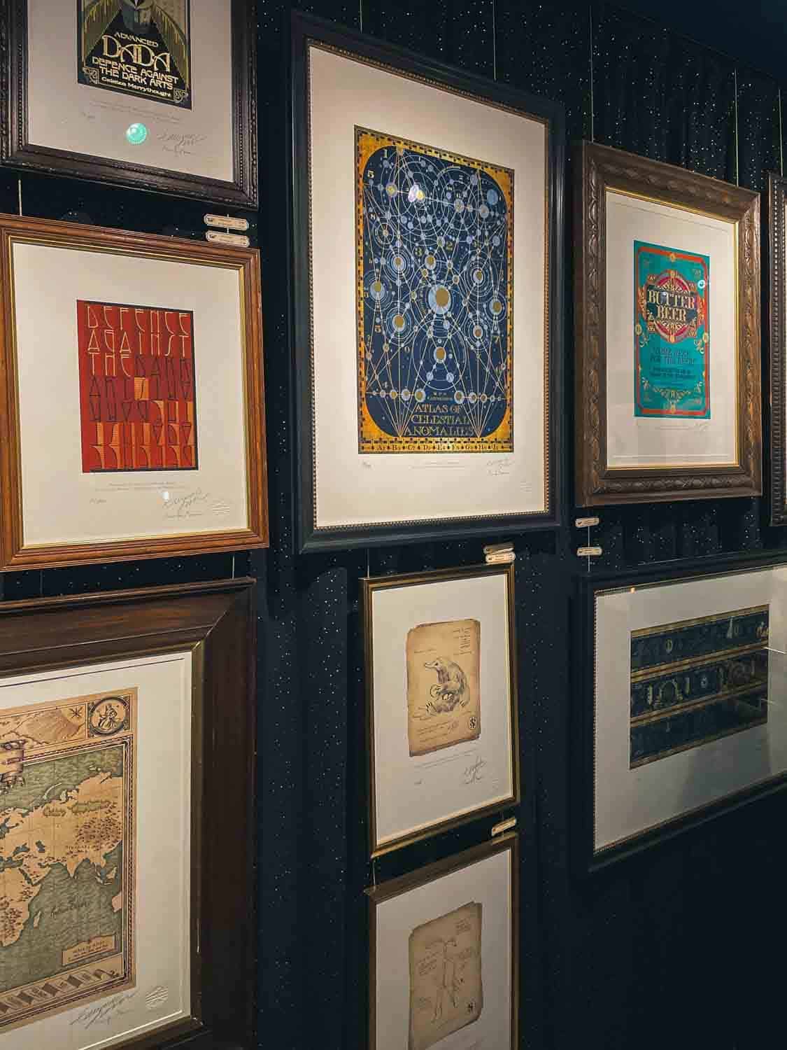 Alcune opere appese di MinaLima