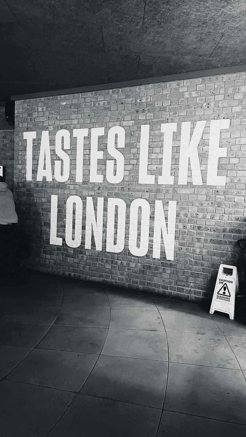 Tastes Like london scritto su un muro a Seven dials Market