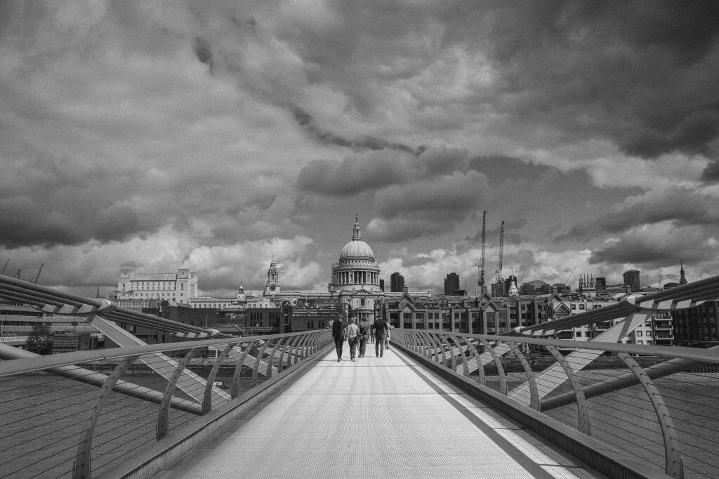 Millennium Bridge a Londra in bianco e nero