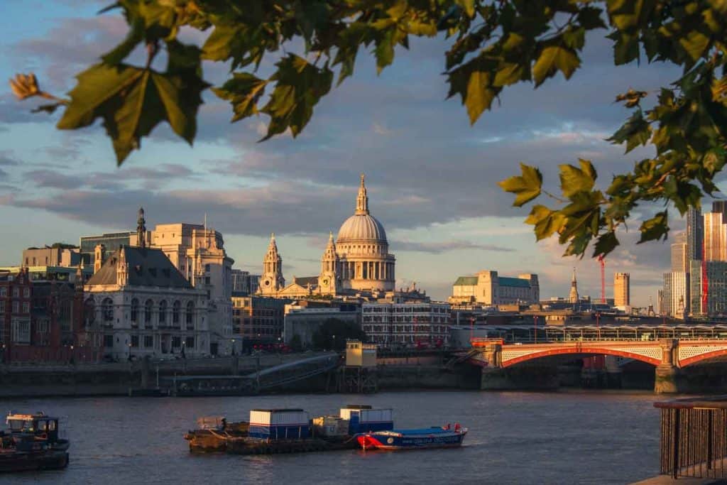St Paul in lontananza al tramonto
