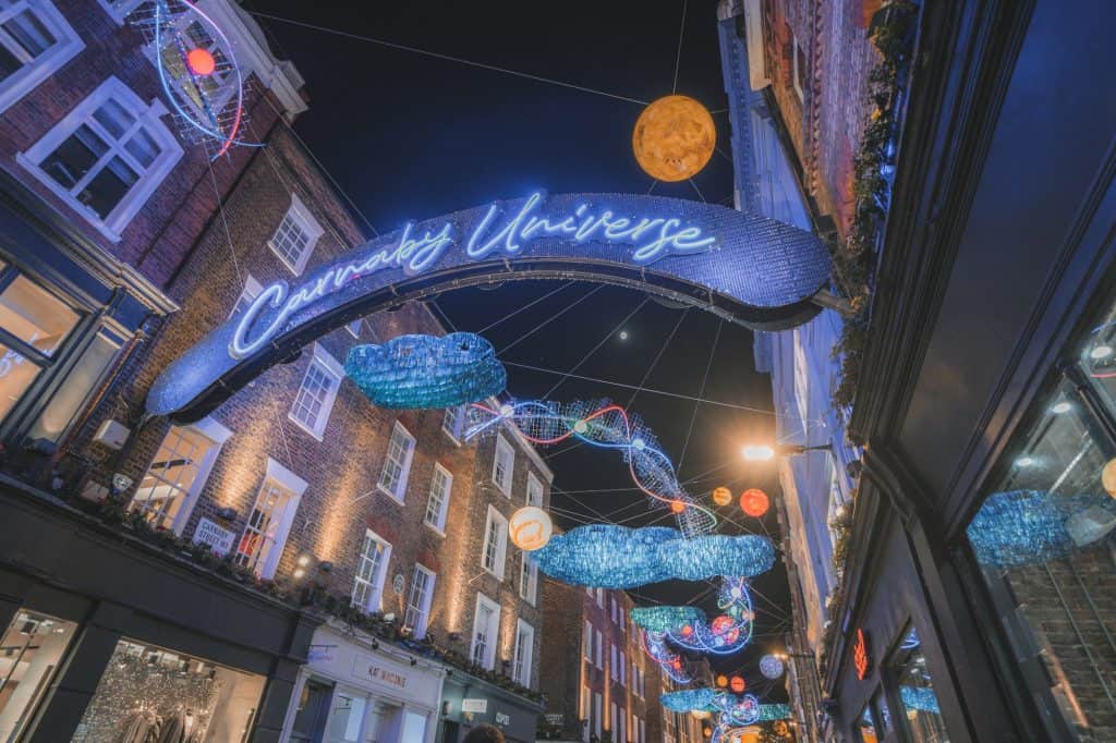 Carnaby street con le sue luci luminose a natale