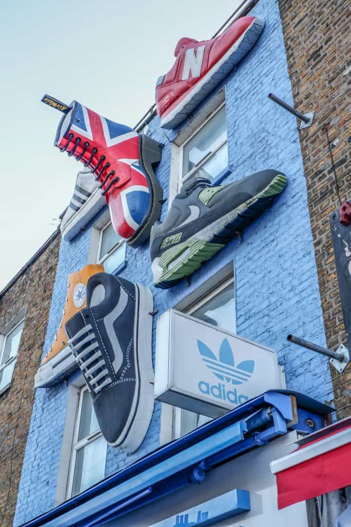 Negozi con insegne stravaganti a camden