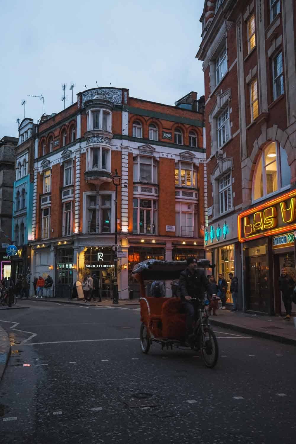 Una delle vie principali di Soho al tramonto