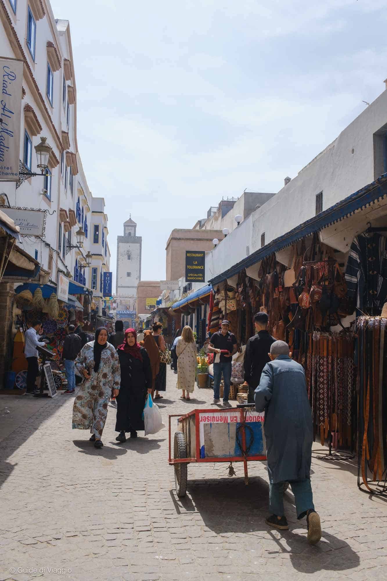 Una via con delle bancarelle a Essaouira
