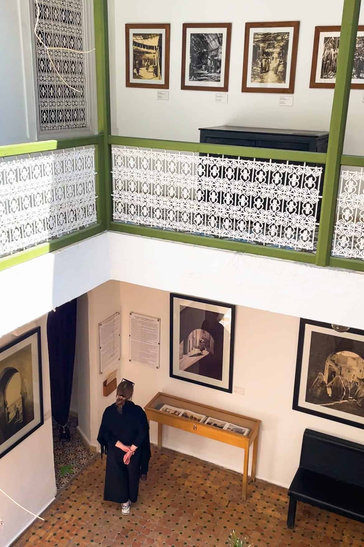 Una ragazza guarda le fotografie esposte alla House of Photography di Marrakech