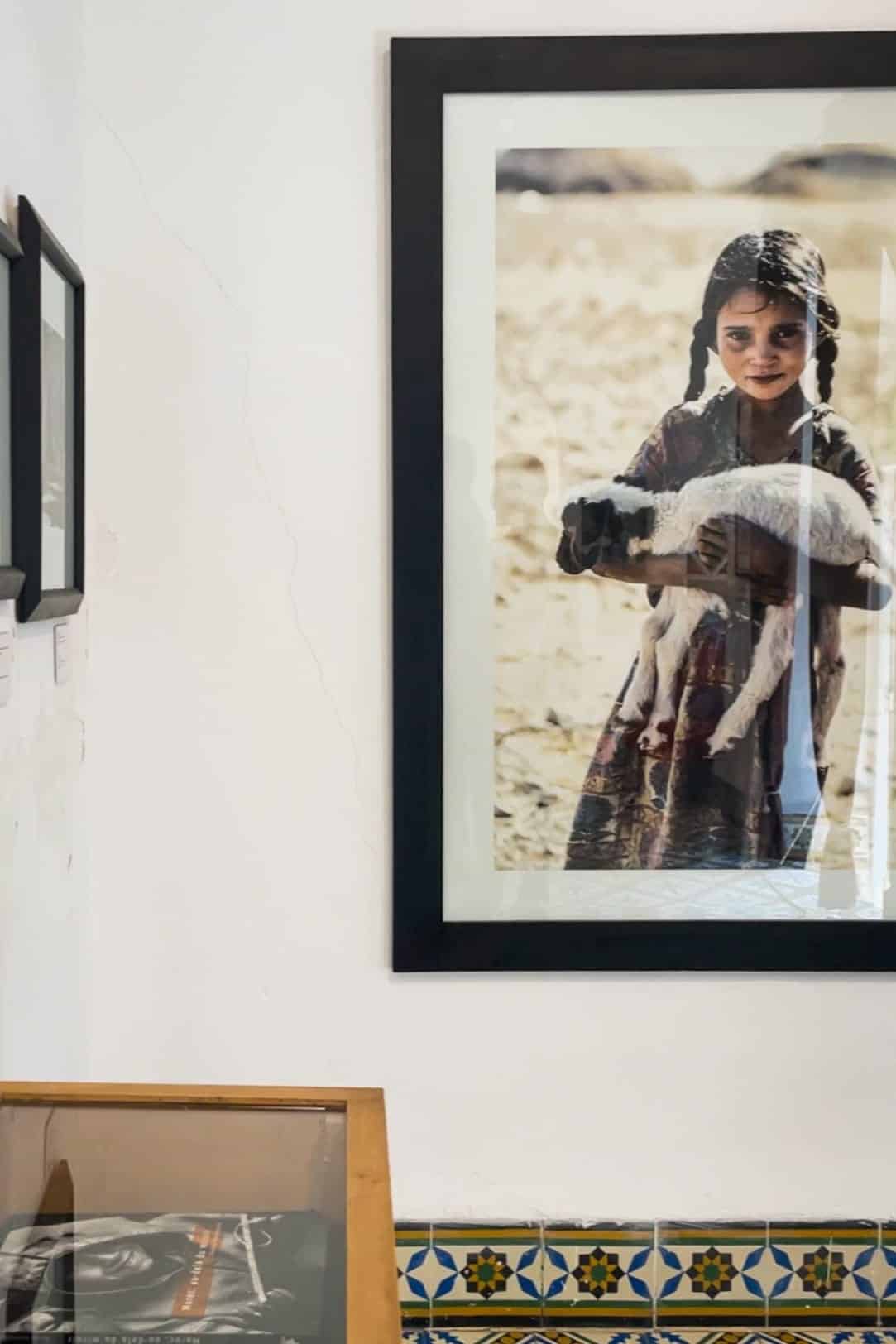 fotografia di una bambina esposta alla house of photography di marrakech