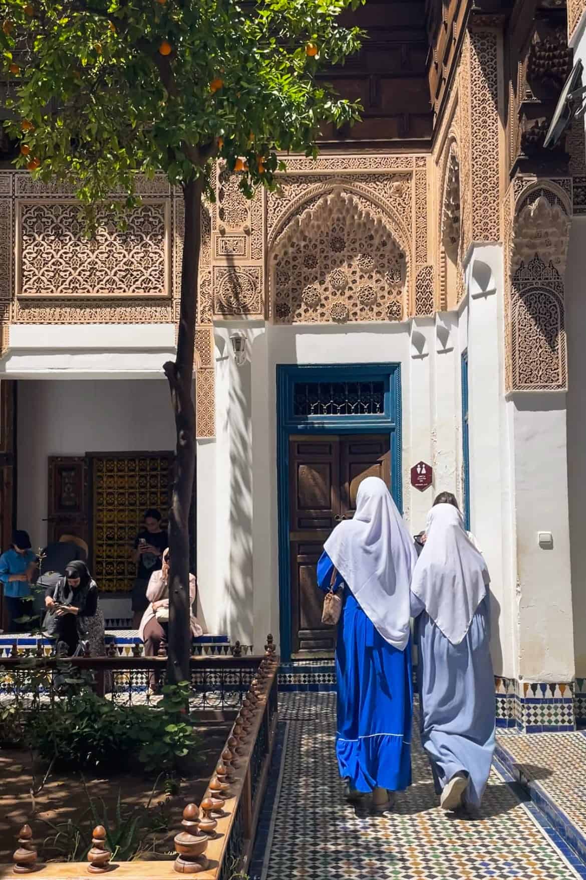 Due ragazze camminano nel palazzo el Bahia a Marrakech