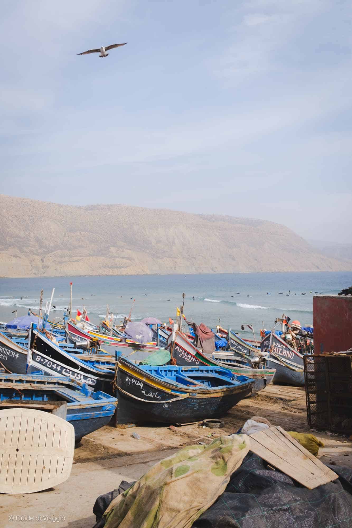 Porto di Imosuane con barche blu e gabbiani