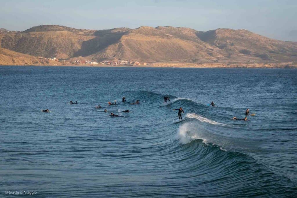 Surfista su un'onda a Imsouane in Marocco
