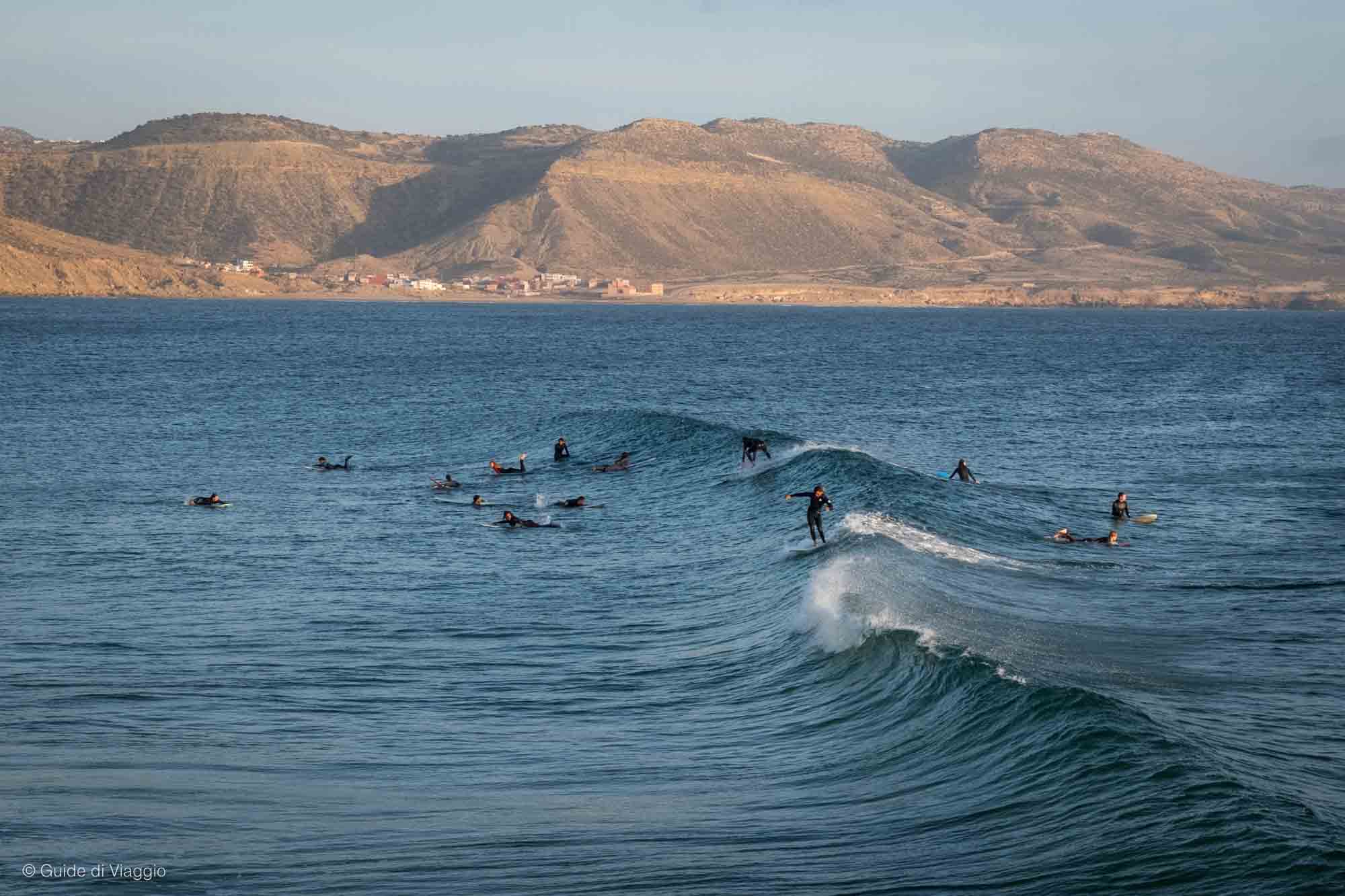 Surfista su un'onda a Imsouane in Marocco
