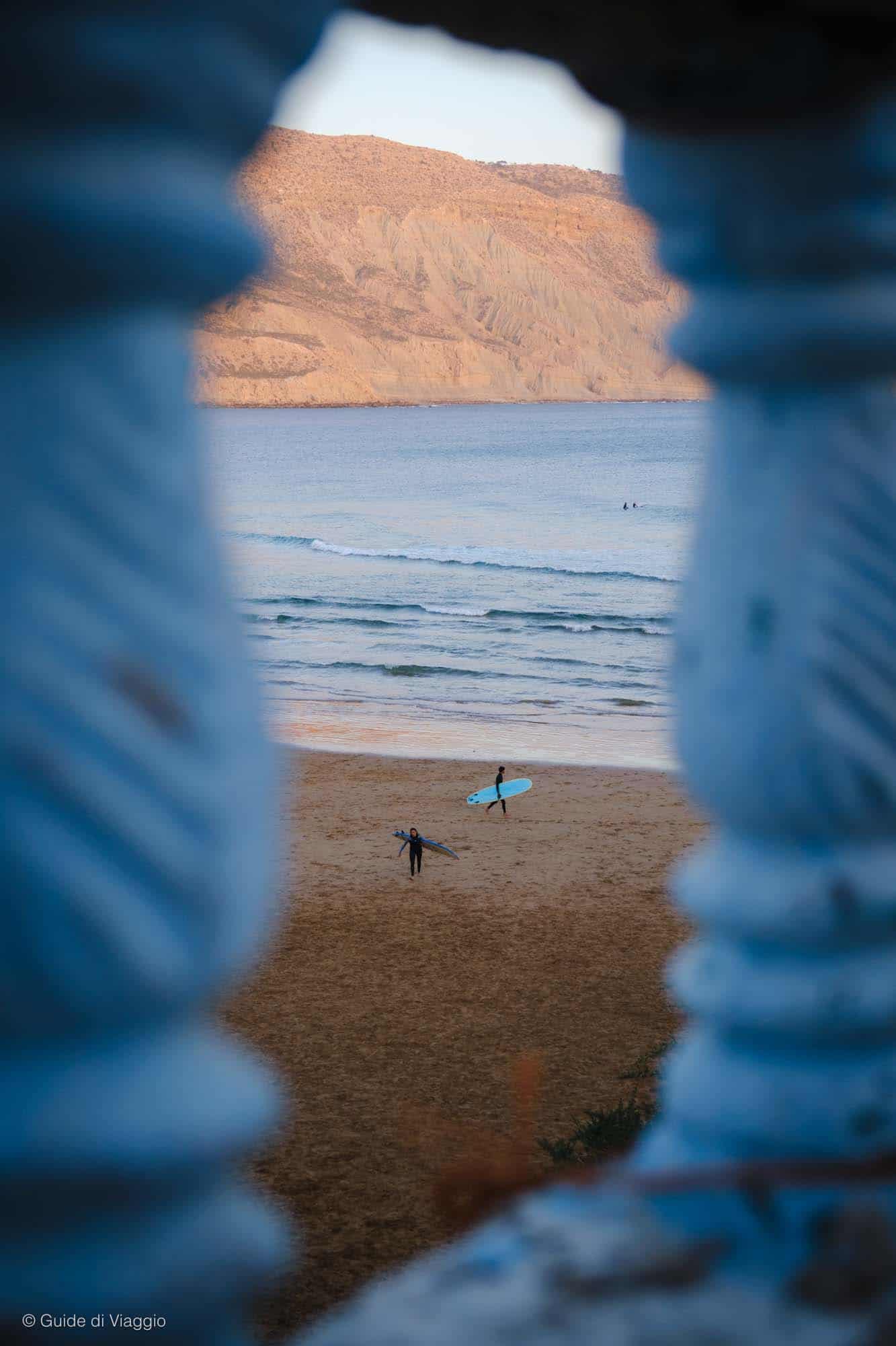 Surfisti sulla spiaggia di Imsouane