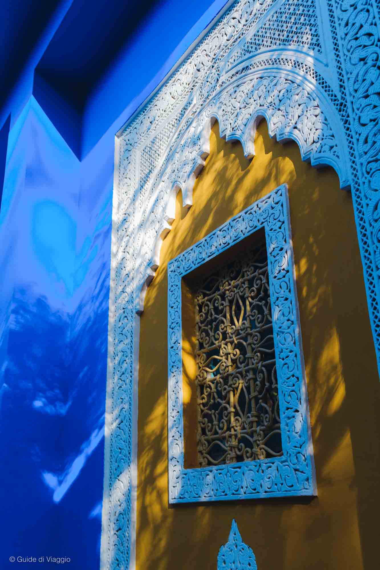 finestra decorata gialla sul muro blu dei jardin majorelle