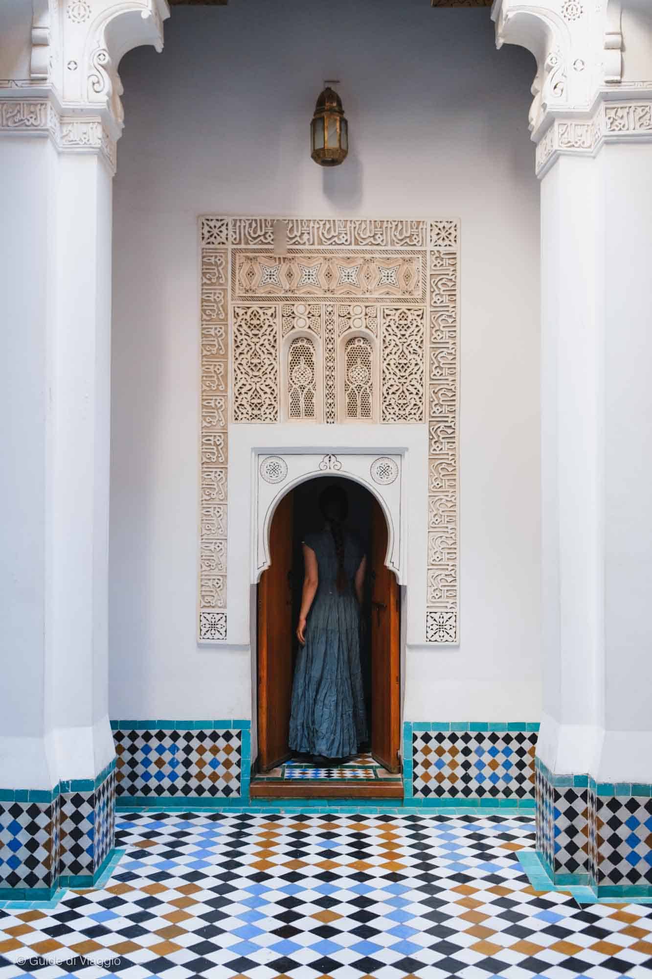 Persona entra in una porta nella medersa di Ben Youssef
