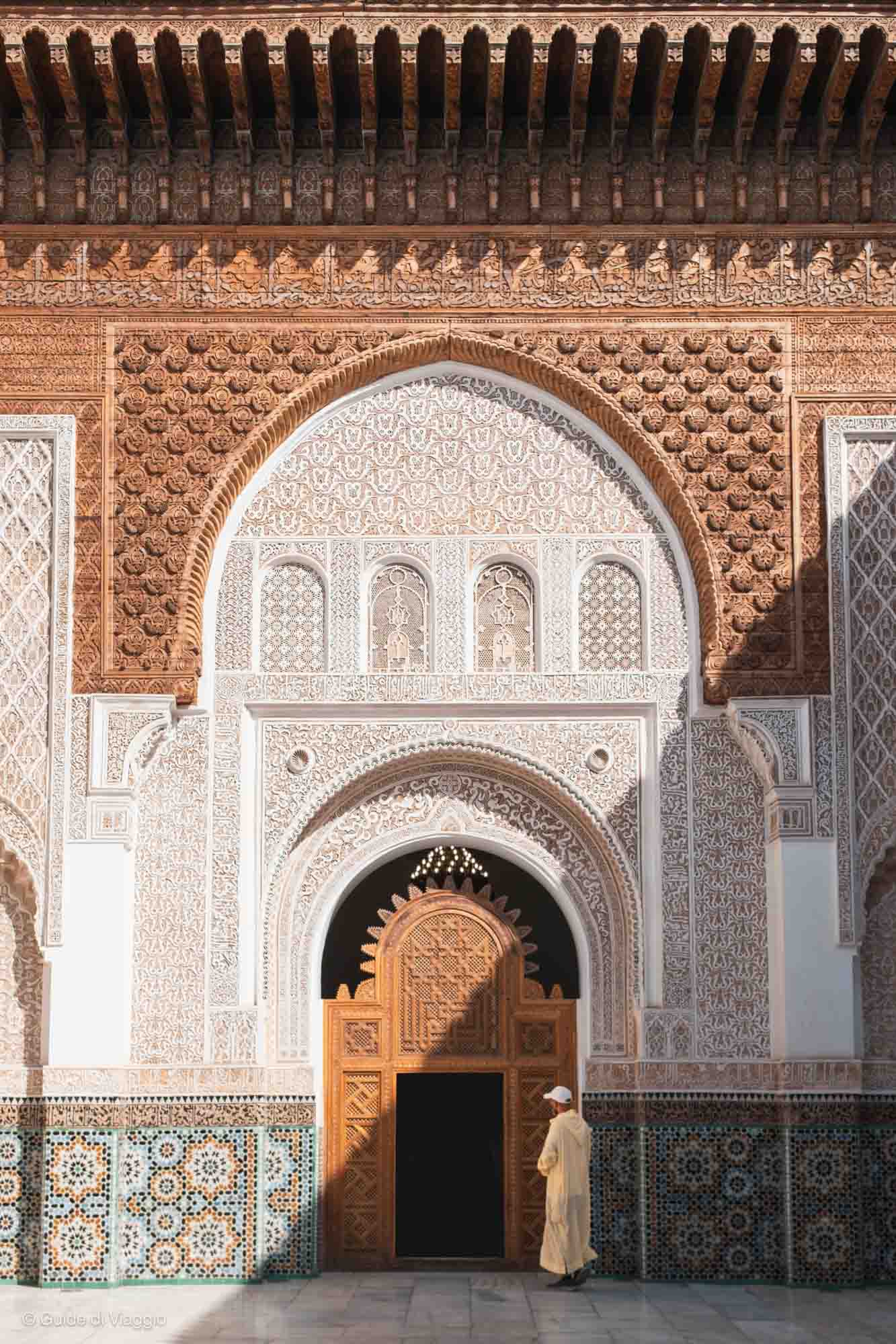 Uomo cammina nella medersa di ben youssef