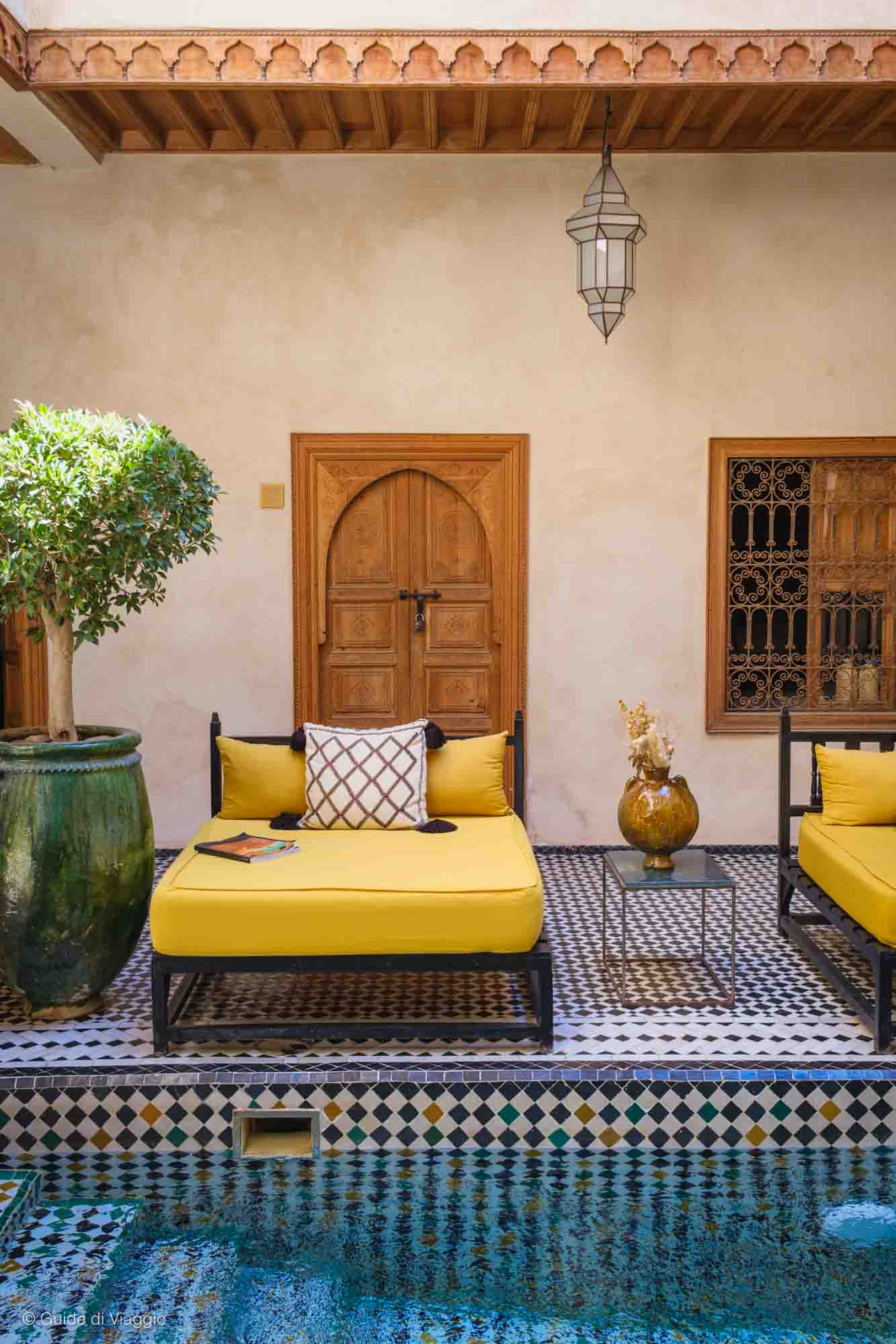 Zona relax con piscina del Riad BE