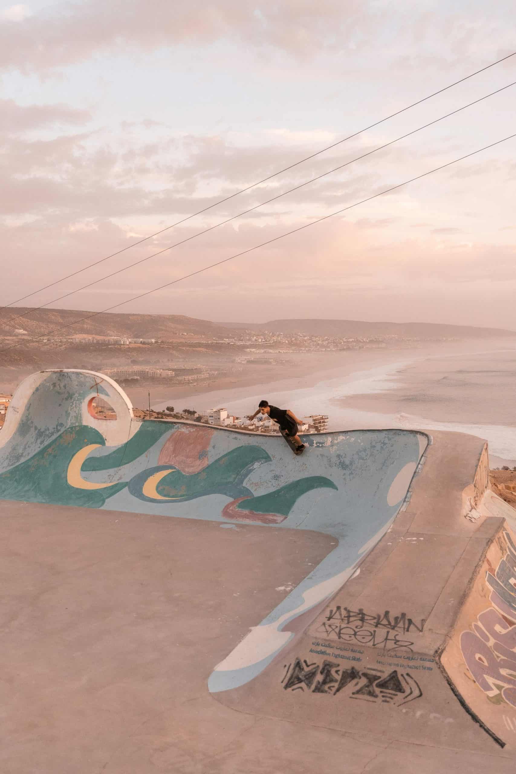 Surfskate nello skatepark di Taghazout