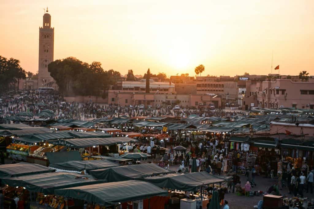 Vista di marrakech dall'alto al tramonto