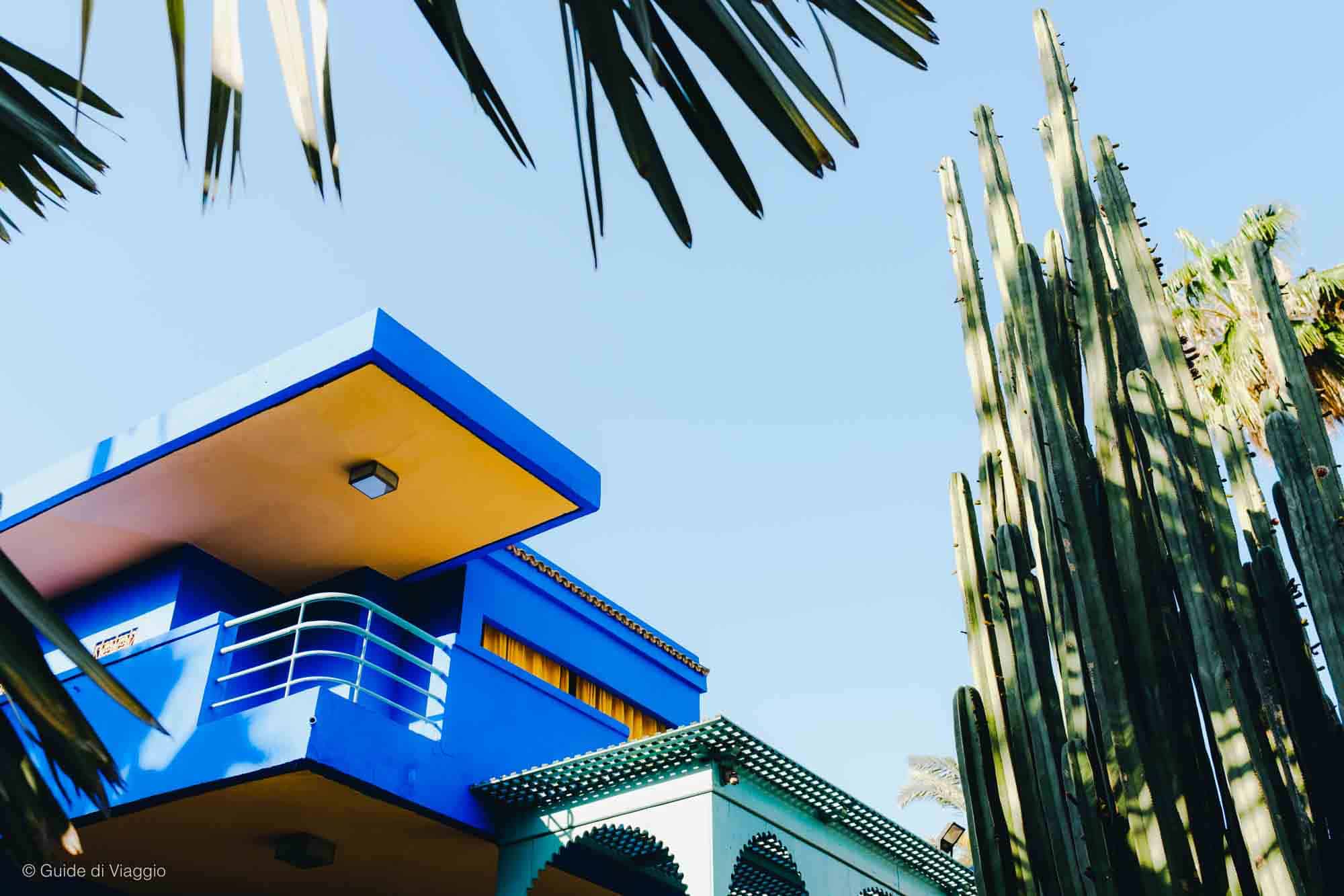 Panorama dei Jardin Majorelle a Marrakech con l'edificio blu majorelle e piante tropicali intorno