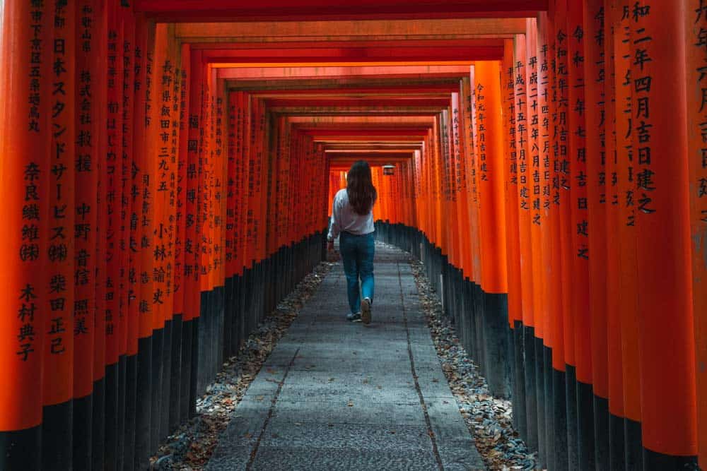 Passeggiando tra i torii rossi di Fushimi Inari in Giappone
