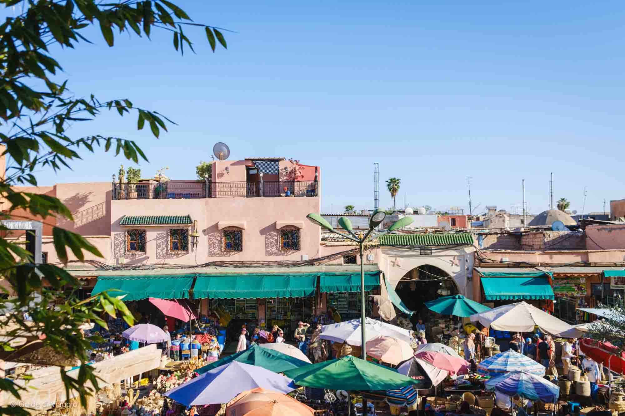 Panorama su una piazza della medina di Marrakech vista dall'alto