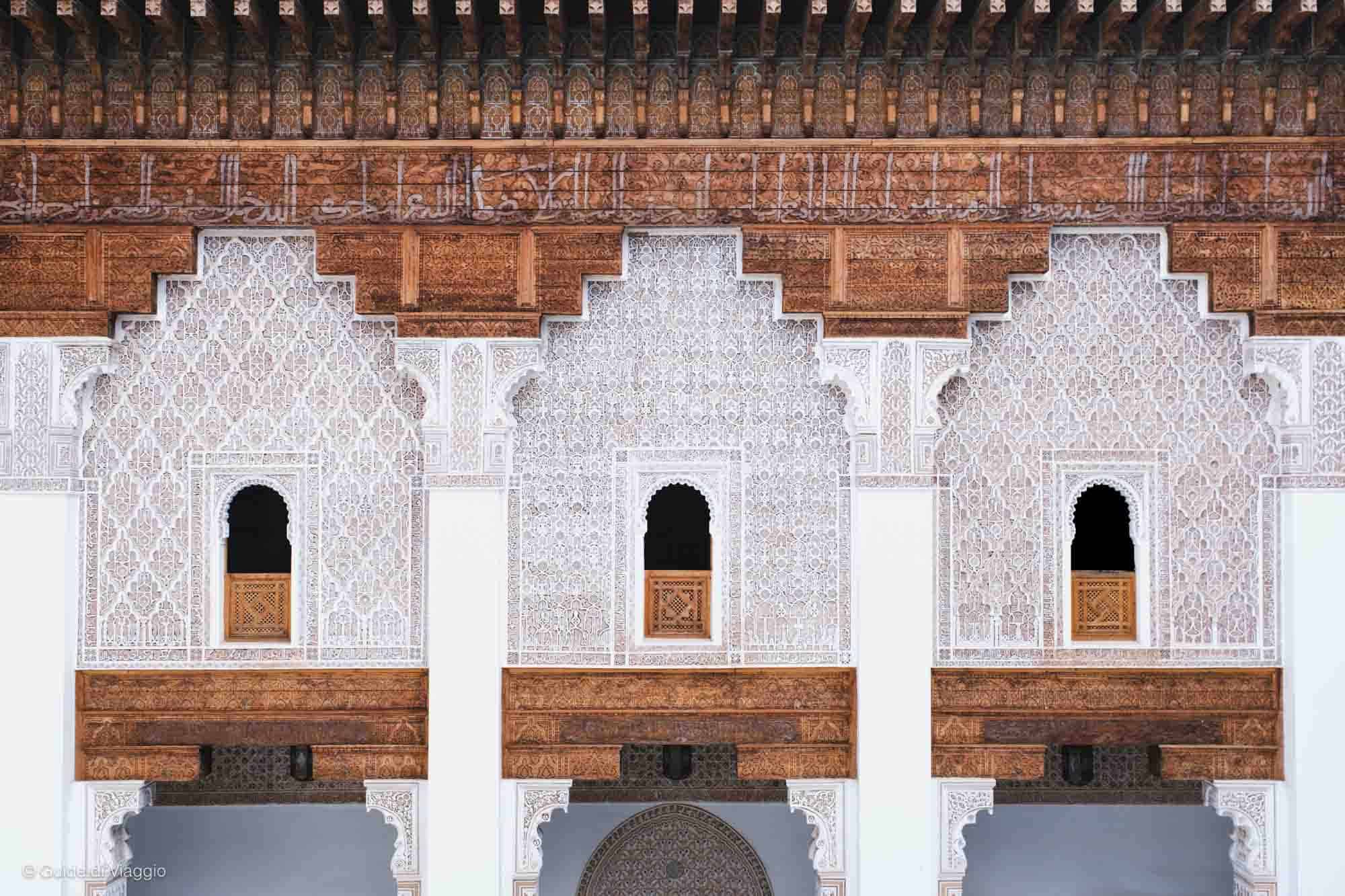 Decorazioni e finestre nella Medersa di Ben Youssef