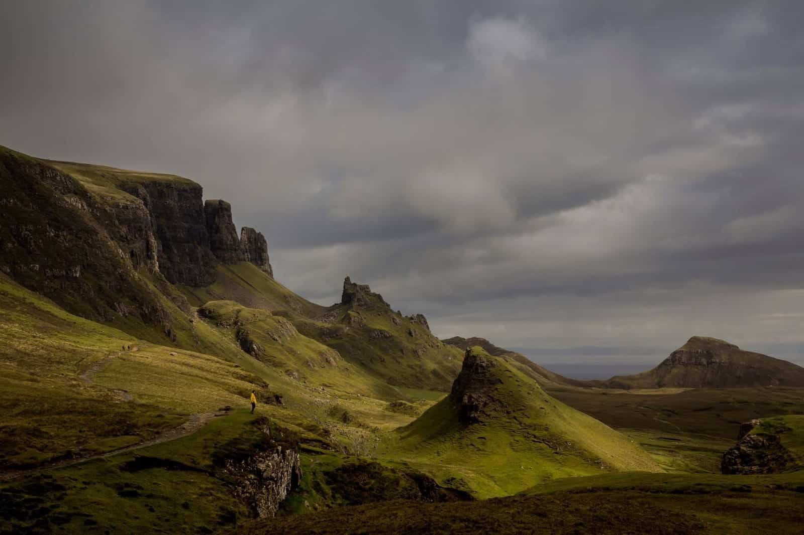 Panorama del Quiraing sull'isola di Skye in Scozia con Gaia che fa trekking in lontananza