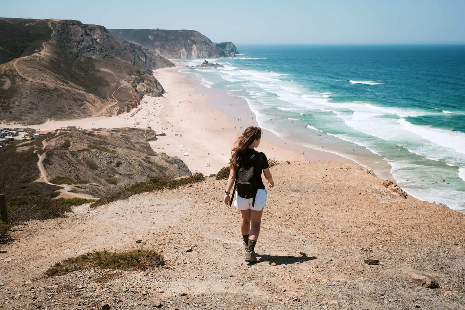 Trekking su una scogliera in Algarve in Portogallo